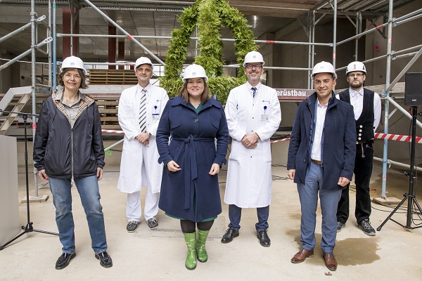 v.l.n.rechts: Prof. Dr. Blanche Schwappach-PignataroDekanin der Medizinischen Fakultät und Mitglied des Vorstands des UKE, Prof. Dr. Martin AepfelbacherPlanungsleiter CF II, Katharina FegebankSenatorin der BWFGB, Prof. Dr. Martin AepfelbacherPlanungsleiter CF II, Feridun BircanGeschäftsführer KFE, Stefan Heller, Polier Firma Wolf